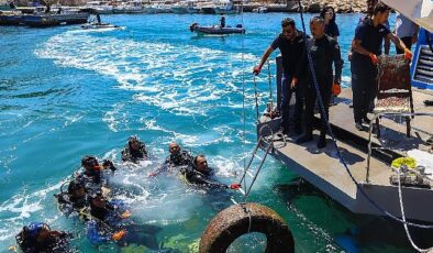 Antalya Büyükşehir Belediyesi’nden Kaleiçi Yat Limanı’nda deniz dip temizliği