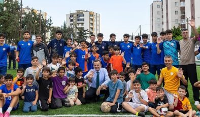 Başkan Özyiğit, çocukların halı saha talebini geri çevirmedi