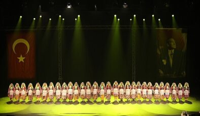 Küçükçekmece Belediyesi Halk Dansları Topluluğu, Yıl Sonu Gösterisi Düzenledi