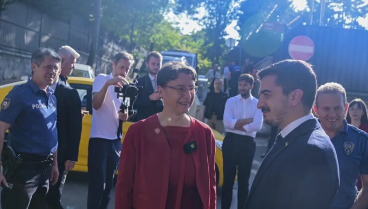 Ememem’den Paris Caddesi’nde Renkli Mozaik Çalışması
