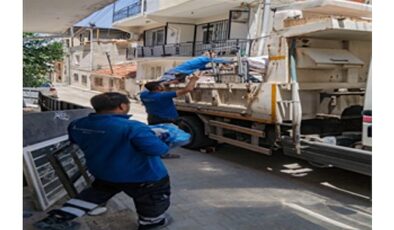 İzmir Büyükşehir Belediyesi evi zarar gören aileyi Uzundere konutlarına taşıdı