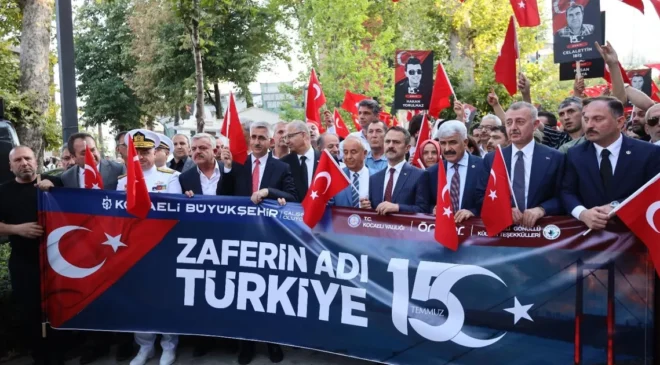 Binlerce Kocaelili 15 Temmuz kortejinde