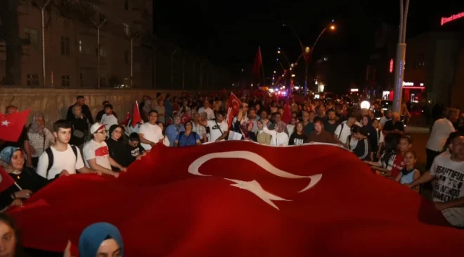 Gölcük yine dimdik ayakta