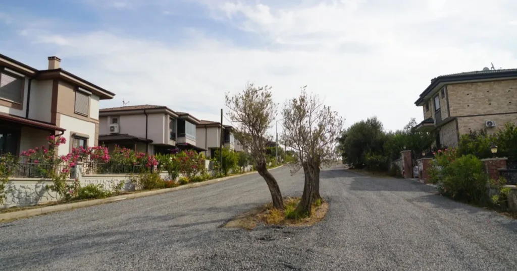 Balıkesir Edremit’te yol çalışmaları tam gaz