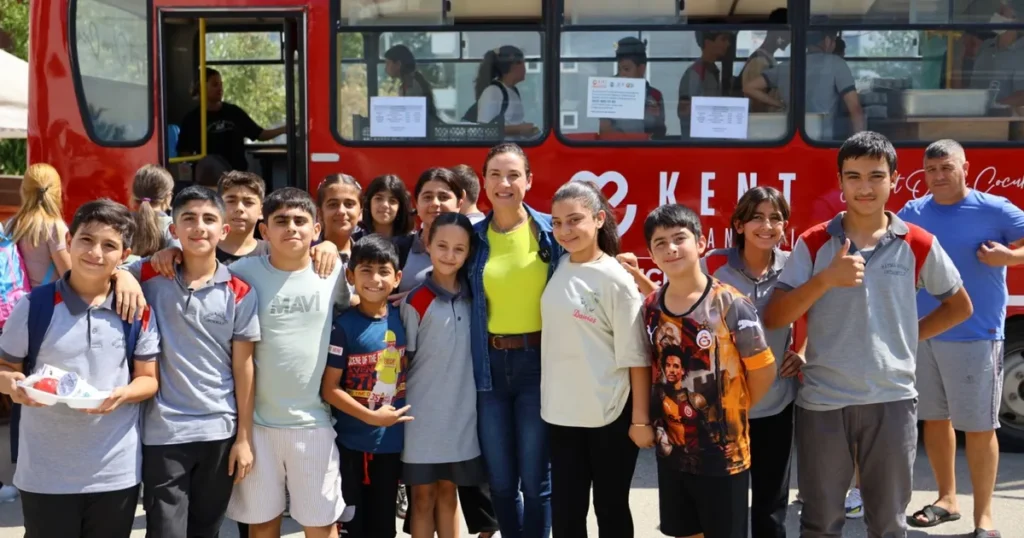 Efes Selçuk’ta üçüncü öğrenci otobüsü hizmete girdi