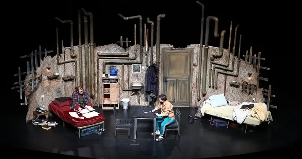 Denizli Büyükşehir Belediyesi Şehir Tiyatrosu perdelerini açtı