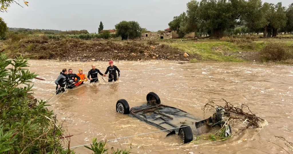 Foça’da yağış rekoru kırıldı! Ekipler seferber!