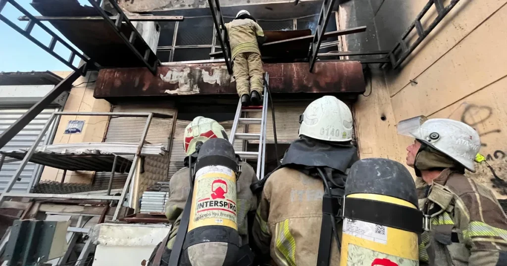 İzmir İtfaiyesi, Bornova’daki iş yeri yangınını kontrol altına aldı