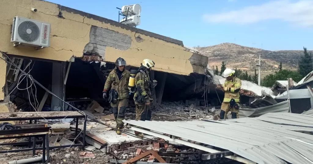 İzmir İtfaiyesi göçük altında kalan yurttaşı kurtardı