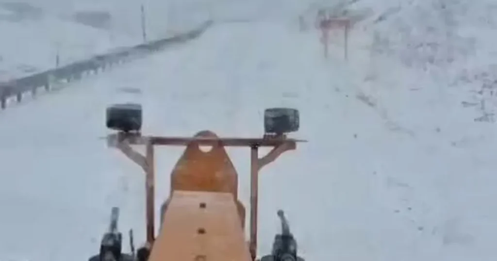 Karayolları kar etkisiyle yol temizleme çalışmalarında