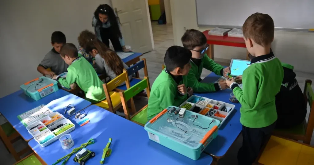 Manisalı minikler robotik kodlama öğreniyor