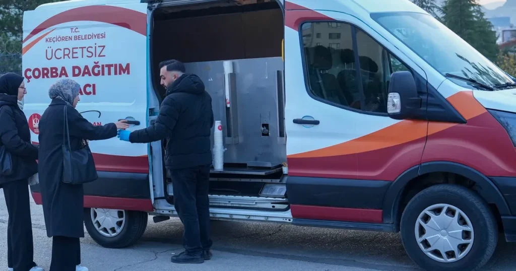 Ankara Keçiören’de vatandaşa sıcak çorba