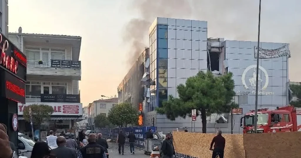 Düzce’de belediye binası yıkımında yangın paniği!