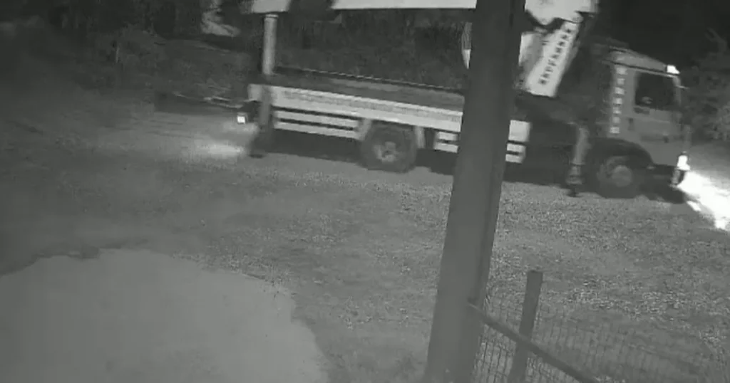 Düzce’de mobil vinç telefon direğini kırıp olay yerinden uzaklaştı