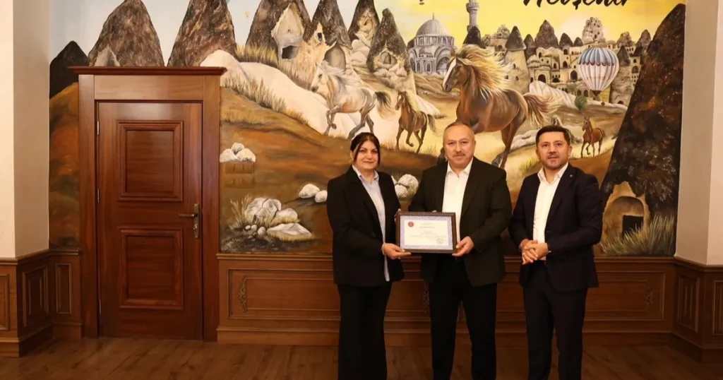 “İlmek İlmek Türkiye” halı motifi Vali Fidan’a armağan edildi