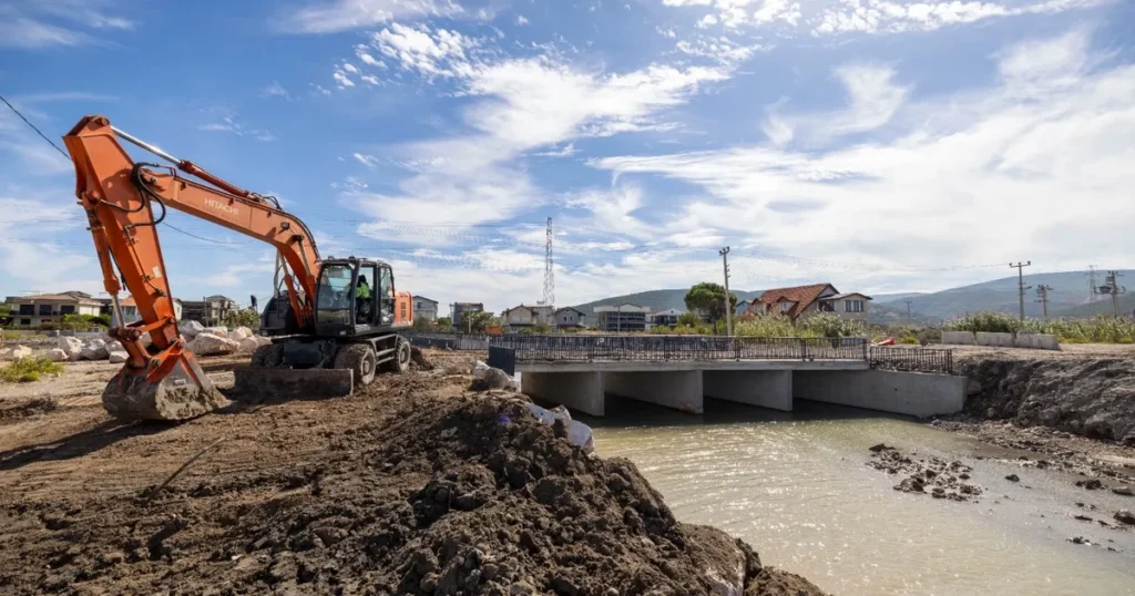 İzmir Yarımada’daki derelerden 100 bin ton malzeme çıkarıldı