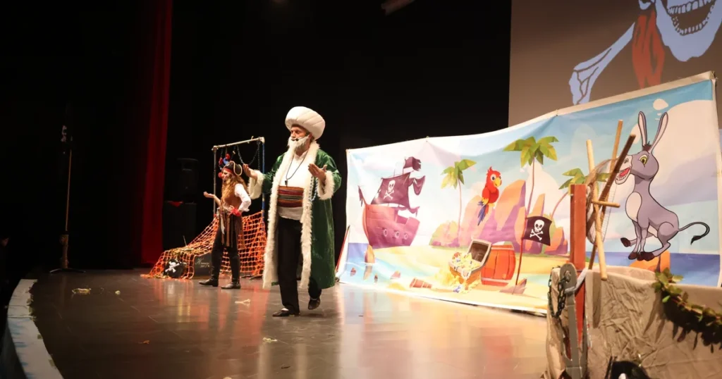 Kocaeli Çayırova’da çocuklar tiyatroyla ara tatilin keyfini çıkardı
