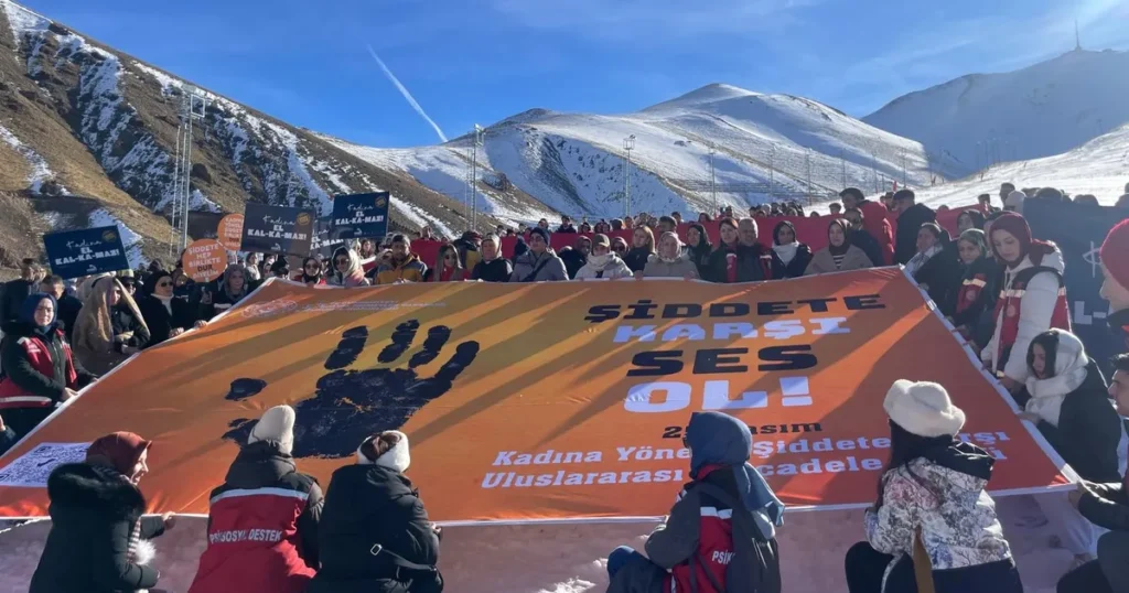 Palandöken’de ‘Şiddete Karşı Tek Yürek’… Kadınlar ön saflarda yürüdü