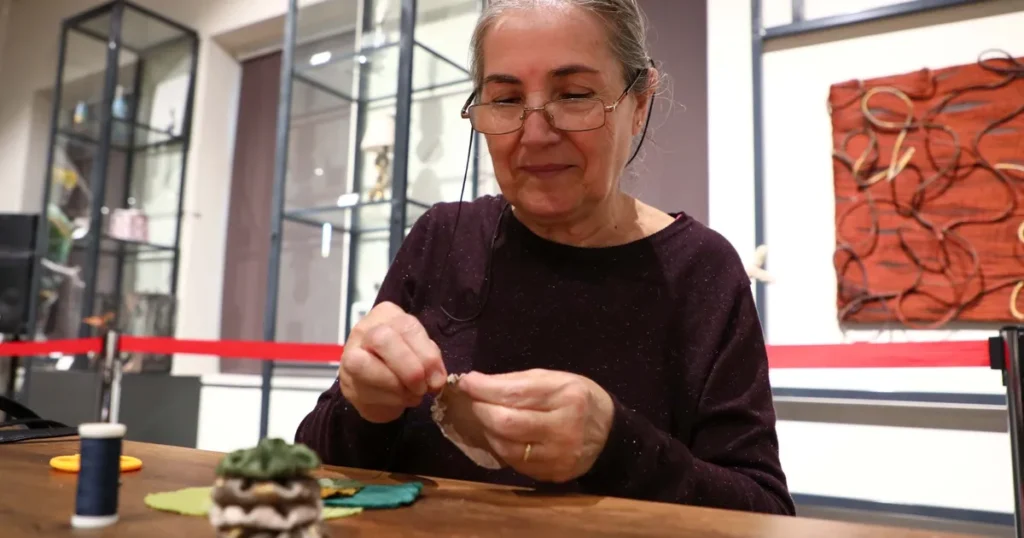 Atık Kumaşlar Kadınların Emeğiyle Yılbaşı Neşesine Dönüştü