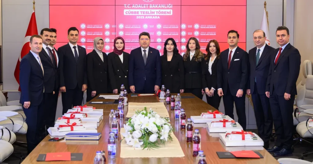 Genç hakim ve savcılar cübbelerini teslim aldı