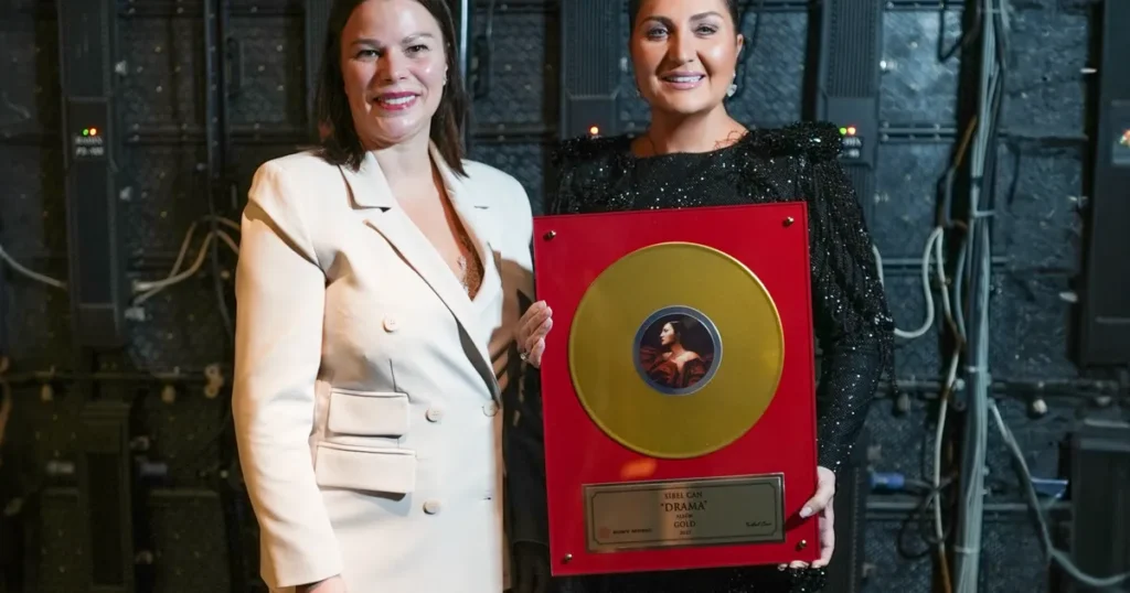 Sibel Can’a Altın Plak!