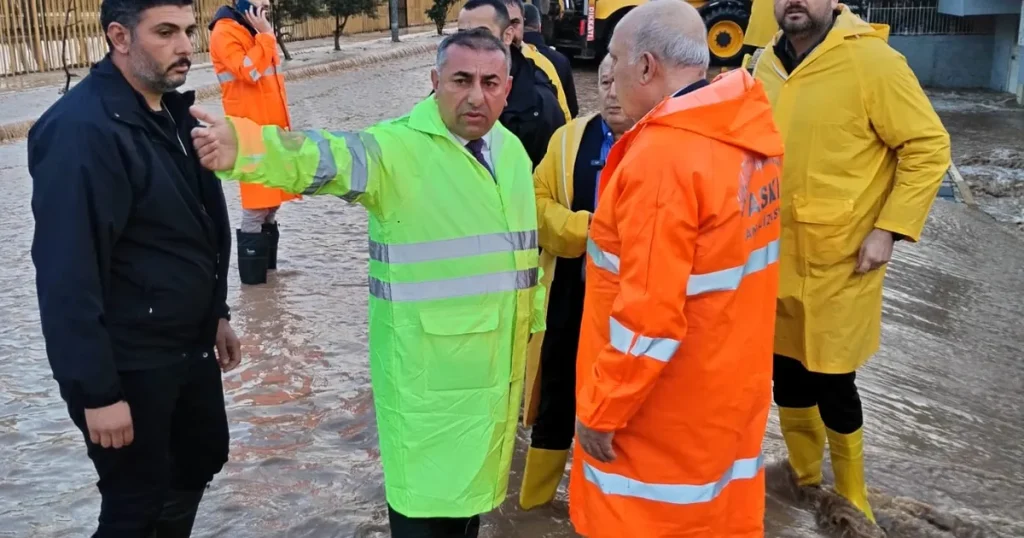 Adana Büyükşehir, Su Baskınlarından Etkilenen Vatandaşın Yanında
