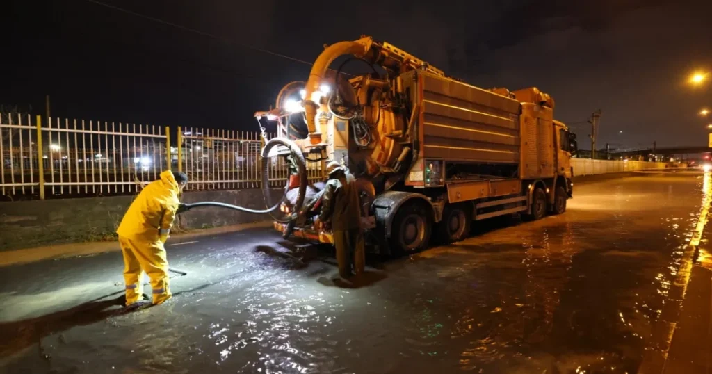 İzmir Büyükşehir Belediyesi Ekiplerinden Sağanak Yağış Seferberliği