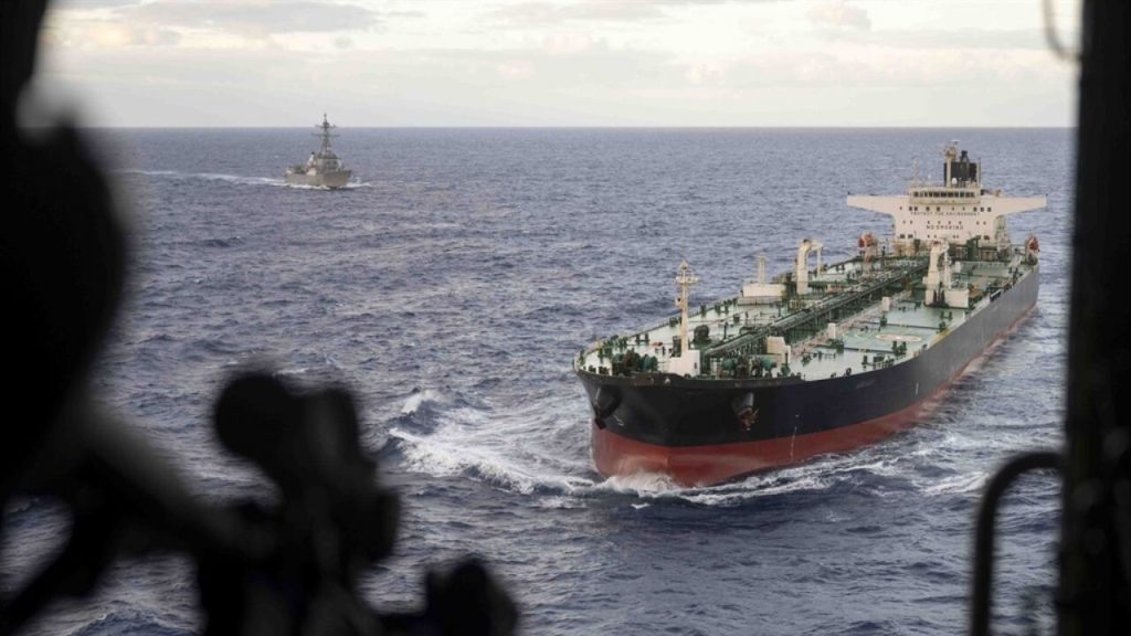 ABD’den Hint okyanusundaki tankere operasyon görüntüleri