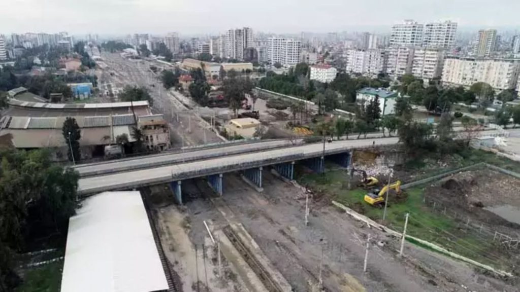 Adana’da, James Bond filmine sahne olan köprü yıkılıyor