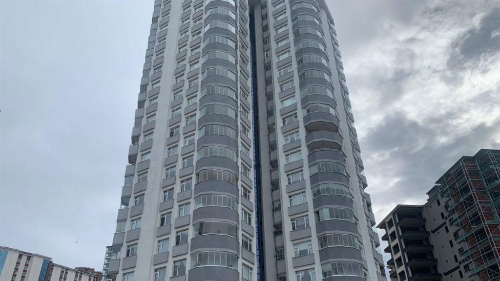 Akademisyen Gülçin, 10’uncu kattan düşüp öldü