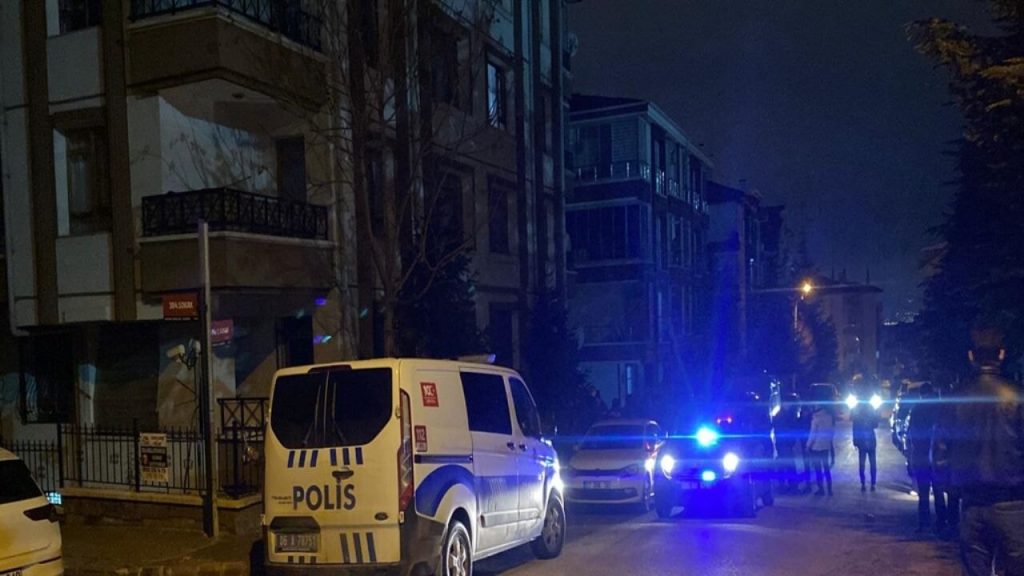 Annesini, kızını ve eşini öldürüp intihar etti