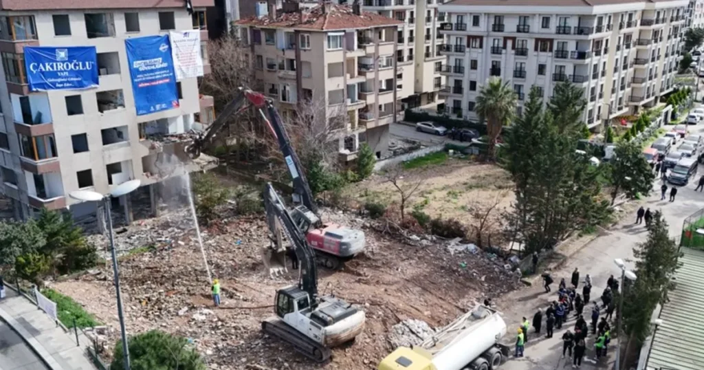 İstanbul’da E Sınıfı Yüksek Riskli Binanın Yıkımı Gerçekleşti