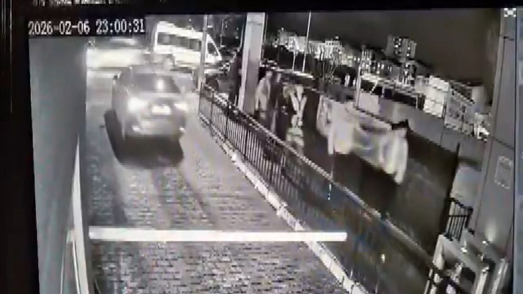 Polis memuru ve eşini sokak ortasında darbedildi