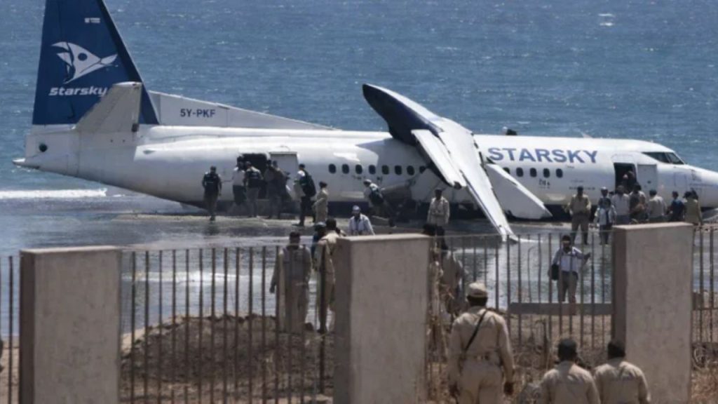 Somali’de yolcu uçağı okyanusa acil iniş yaptı