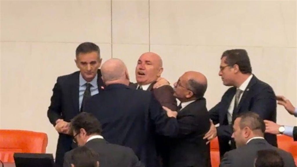TBMM’de kavga! CHP’li Tanal hastaneye kaldırıldı