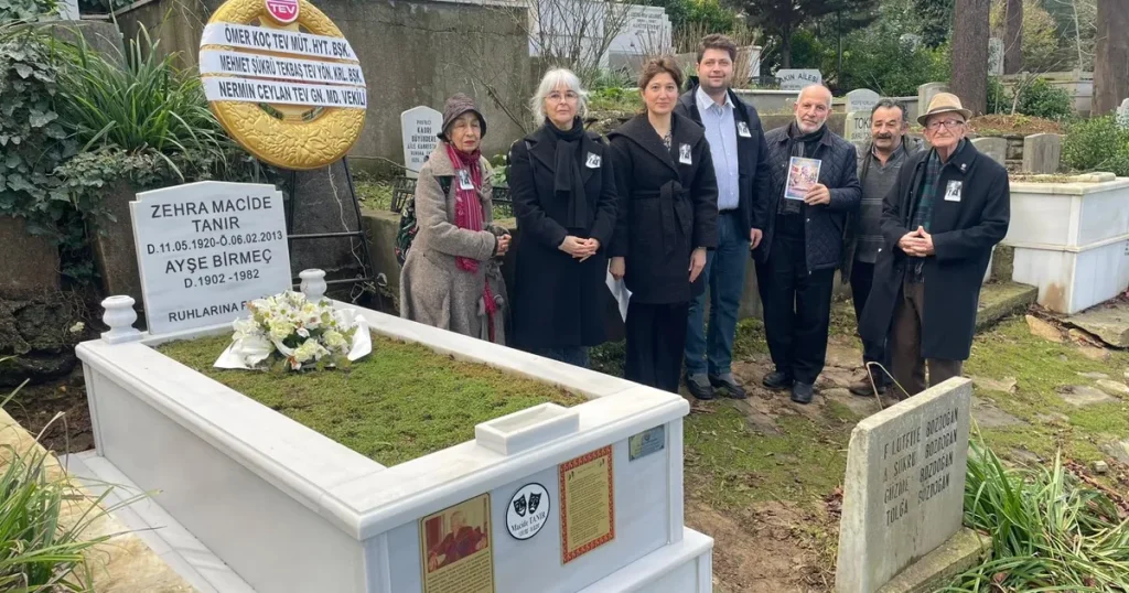 Türk Eğitim Vakfı, Bağışçısı Usta Tiyatrocu Macide Tanır’ı Kabri Başında Andı 