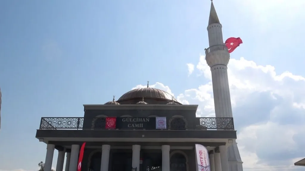 Depremin ardından inşa edilen 123. cami ibadete açıldı