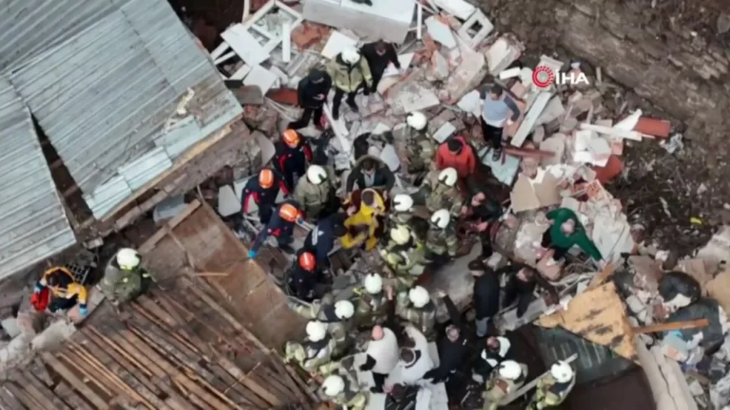 Fatih’te patlama: 2 bina çöktü!