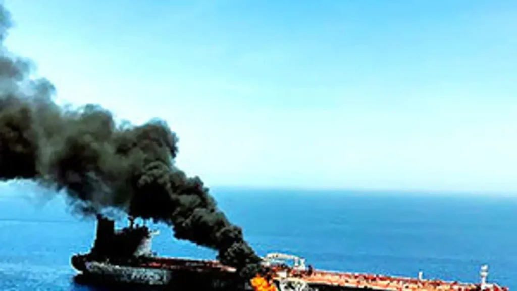 Hürmüz Boğazı’ndan geçmeye çalışan bir petrol tankeri vuruldu