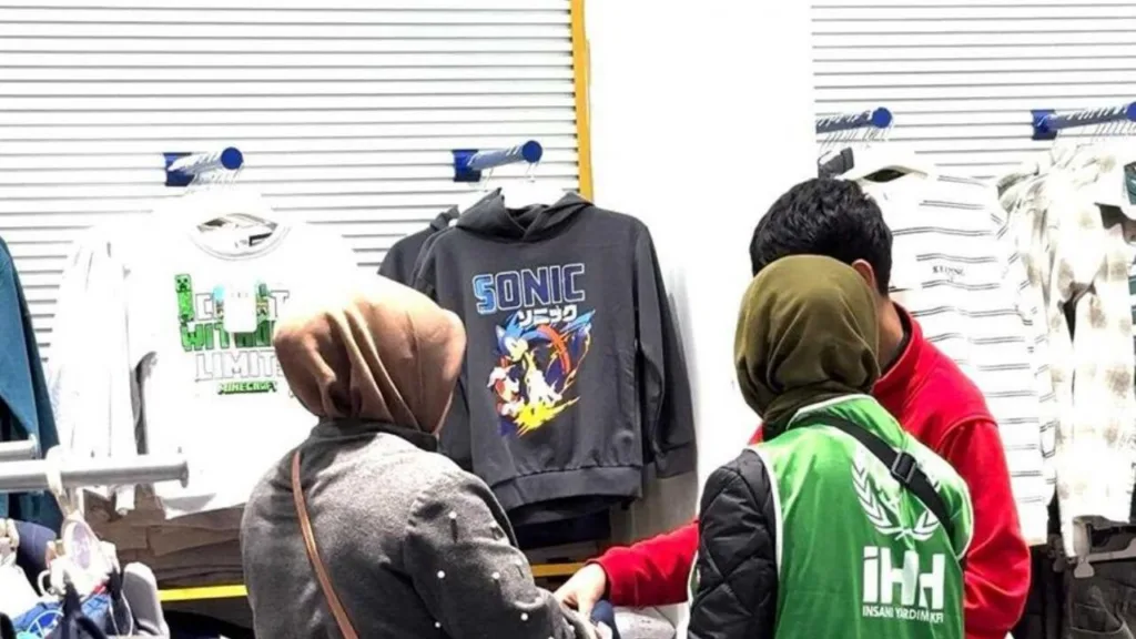 İHH Türkiye’de 4 bin çocuğa bot ve mont dağıttı