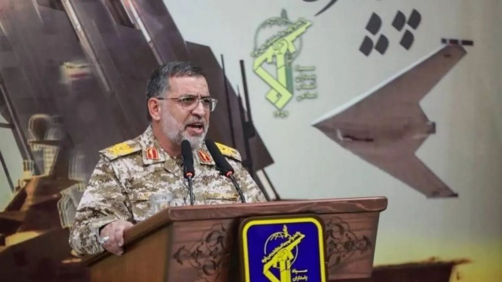 İran Devrim Muhafızları ‘yeni silahlarla’ meydan okudu