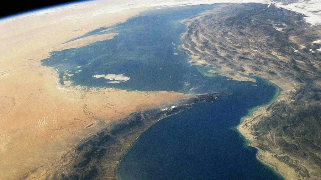 İran Hürmüz Boğazı’ndan geçen gemilerden para alacak