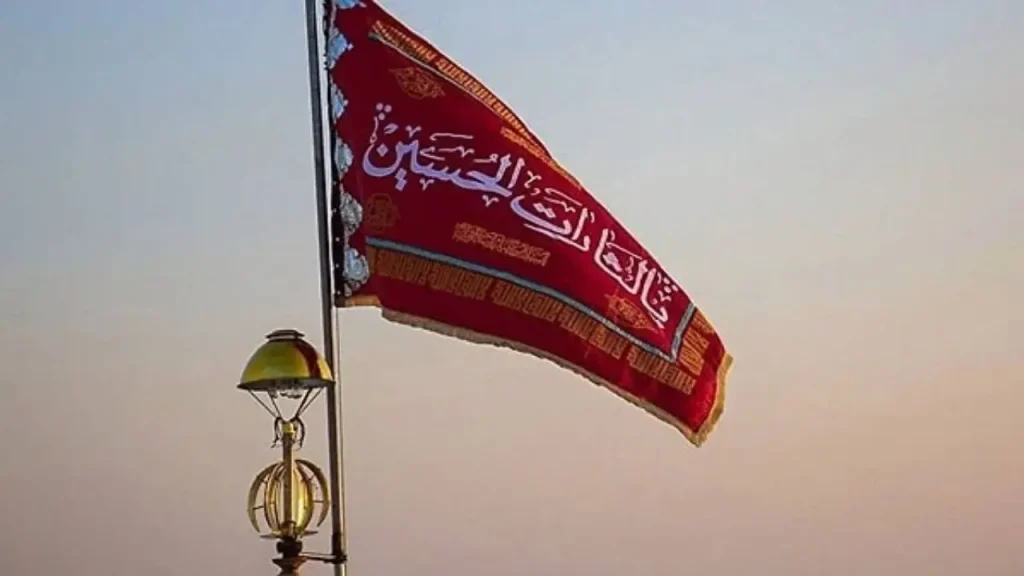 İran’da kırmızı ‘intikam’ bayrağı göndere çekildi