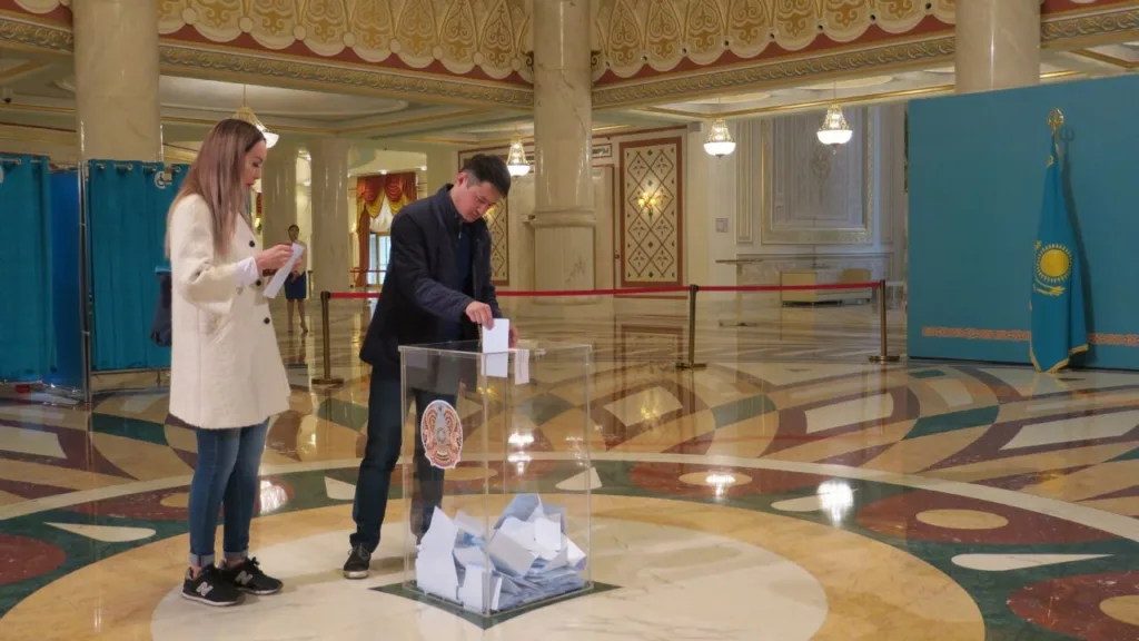 Kazaklar referandum için sandık başına gitti