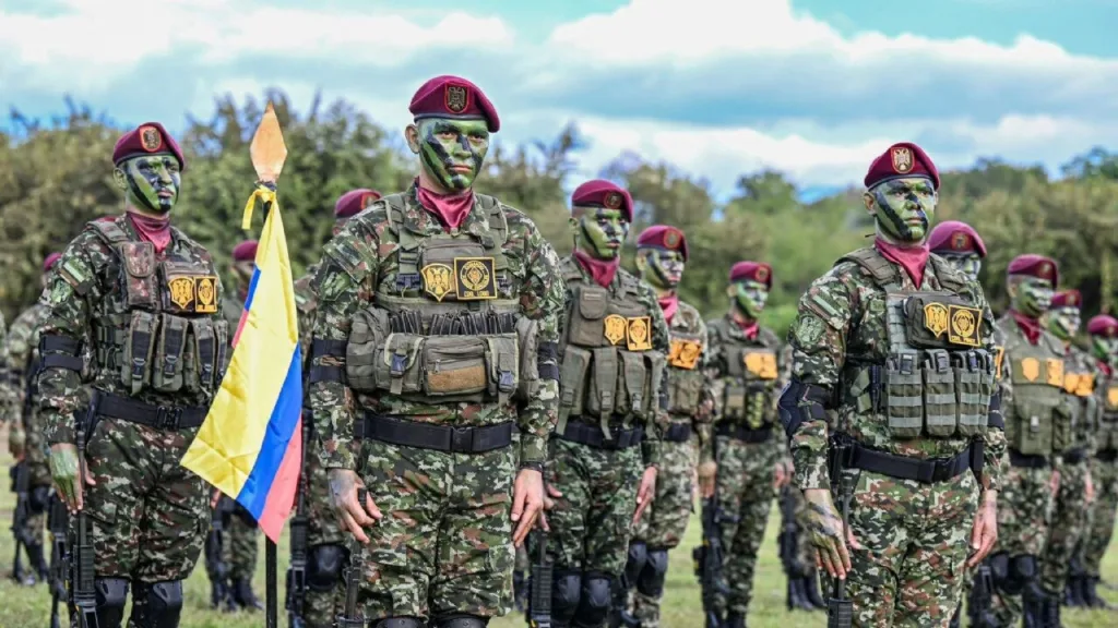 Kolombiya ordusunu taşıyan uçak düştü! 100’den fazla asker…