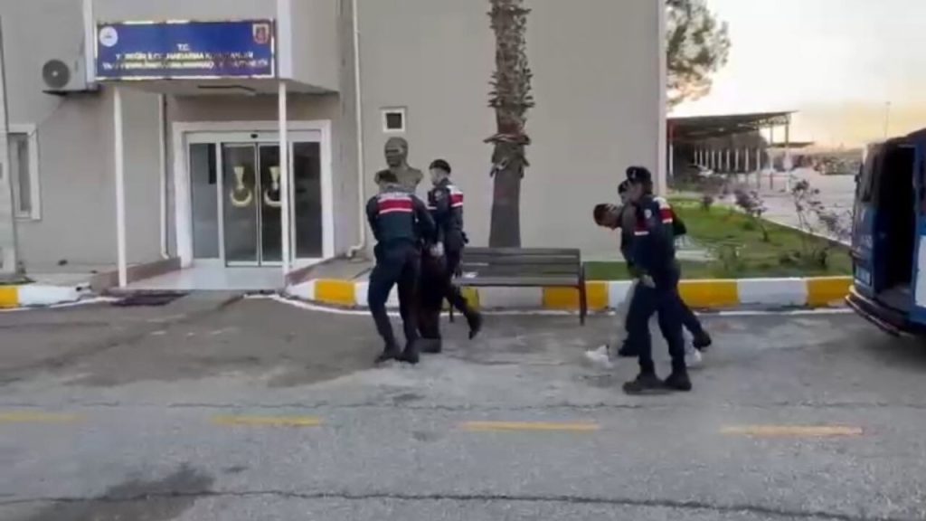 Kur’an-ı Kerim’lere zarar veren 2 kişi tutuklandı