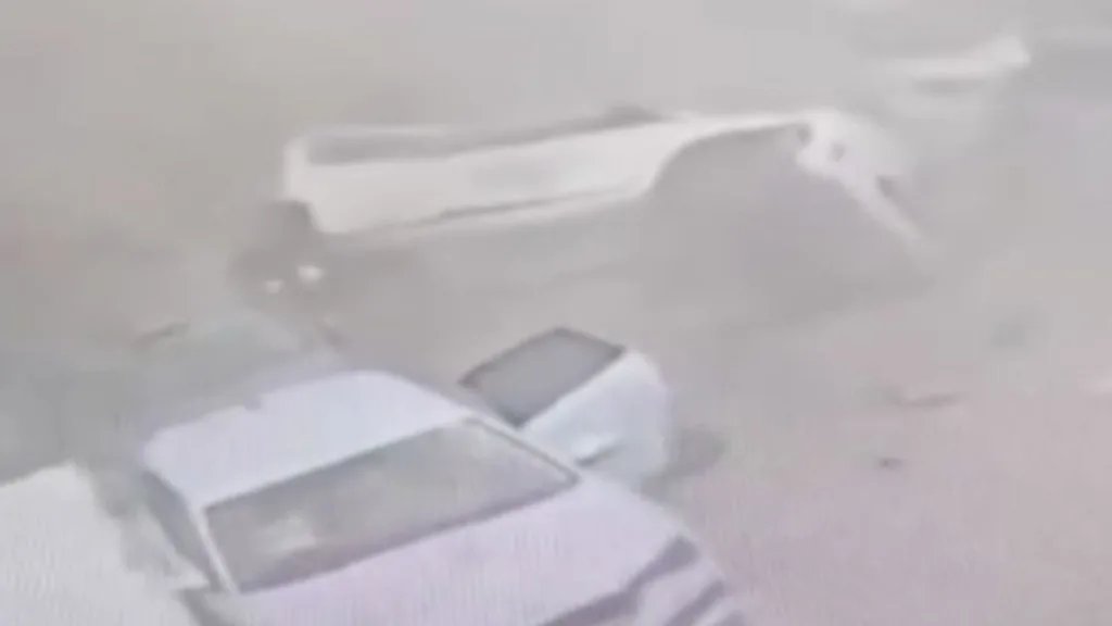 Tel Aviv’e İran füzesinin düştüğü anlar ortaya çıktı