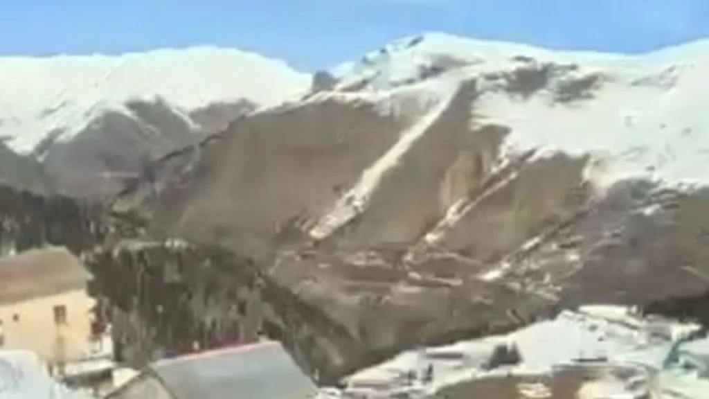 Trabzon’un karlı tepelerinde mahalle arasında snowboard keyfi