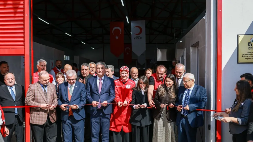 Türk Kızılay Adana’da yeni aşevi açtı, tarihi Taşköprü’de iftar sofrası kurdu