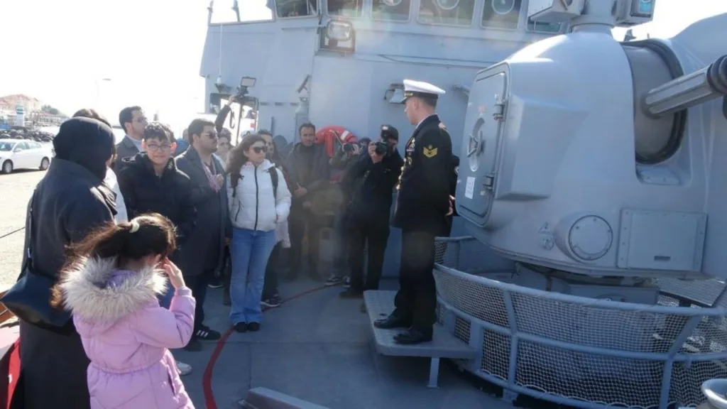 Türk savaş gemileri ziyarete açıldı